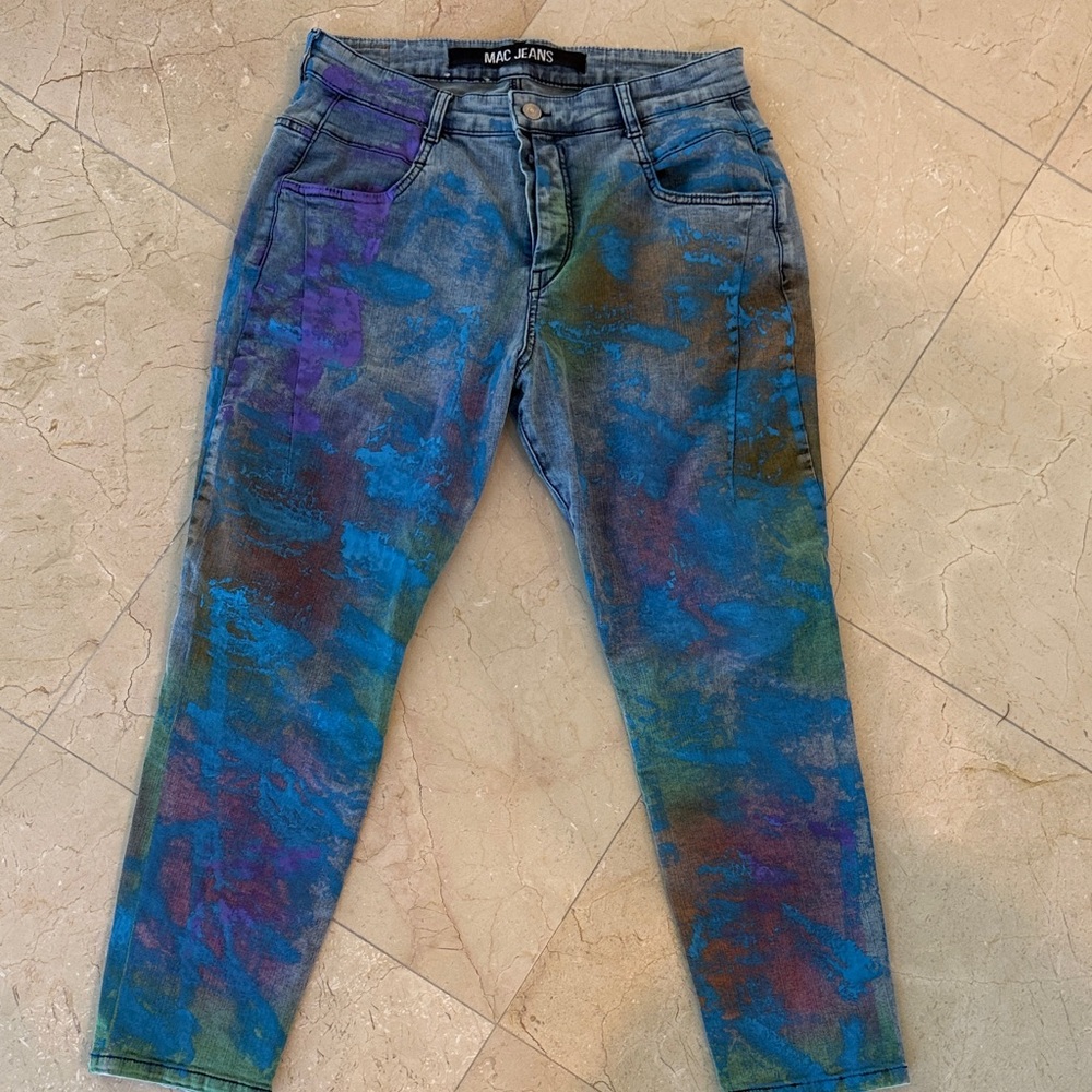 Mac boyfit jeans paint splatter pattern . Button fly. 
Fits size 6-8